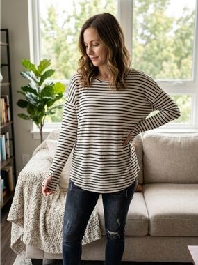 Magic Fit | Black and White Striped Long Sleeve Top with Thumb Holes | Sz L
